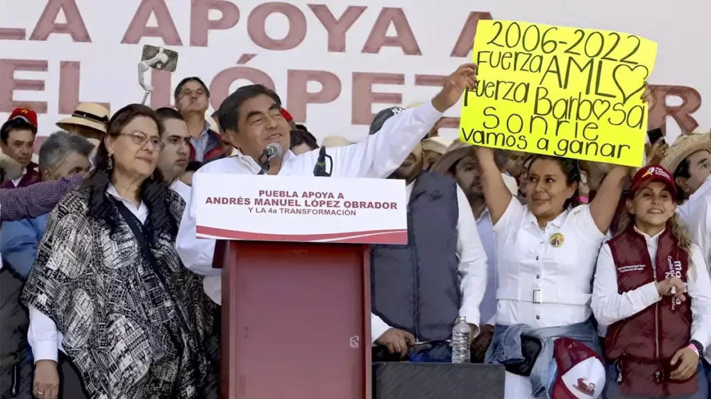 Sin las bases de Morena, Barbosa encabeza marcha de la 4T en Puebla.