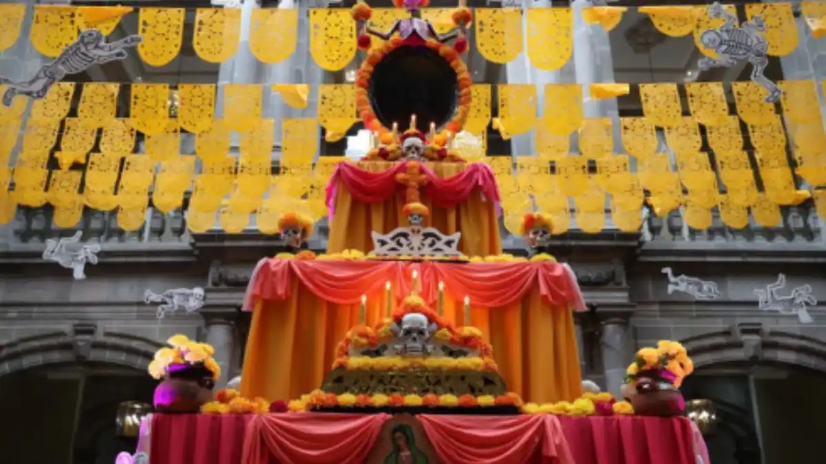 Ofrenda en el Palacio Municipal rompe récord de visitantes, con más de 112 mil personas