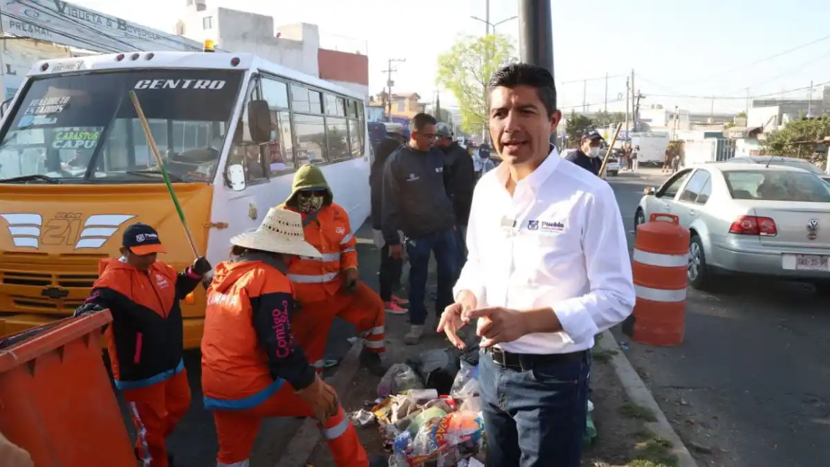 Eduardo Rivera encabeza los trabajos de limpieza de la avenida Alfredo Toxqui