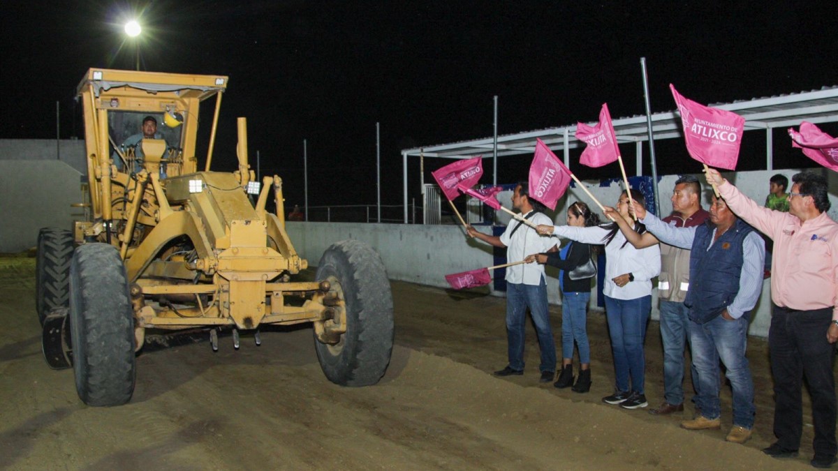 Ariadna Ayala inicia rescate de la cancha de futbol en Unidad Deportiva Norte.