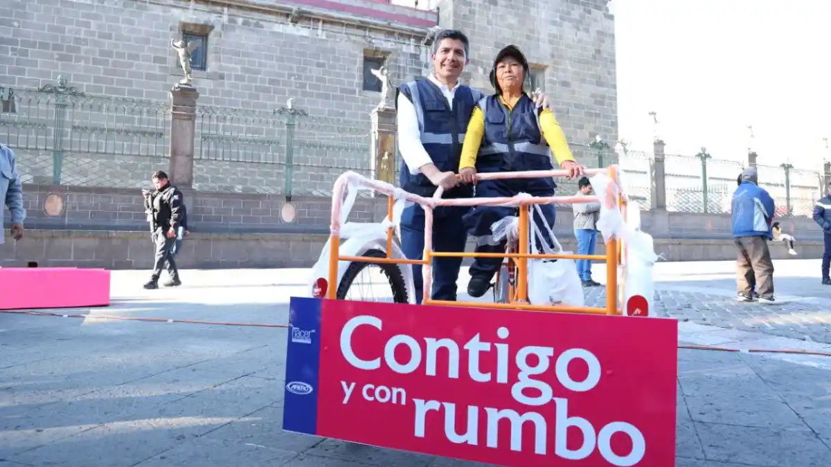 Eduardo Rivera entrega uniformes y credenciales a recolectores voluntarios para dignificar su labor