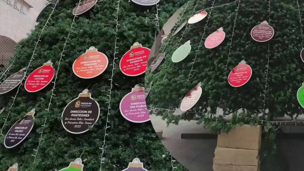¡Navidad austera en Teziutlán! Árbol tiene base de tabiques y esferas de cartón