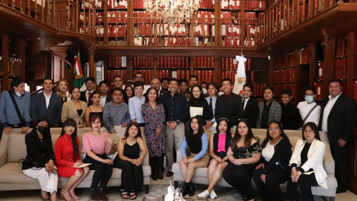 Eduardo Rivera Pérez recibe a estudiantes de Ciencias Políticas de la BUAP en Cabildo Universitario