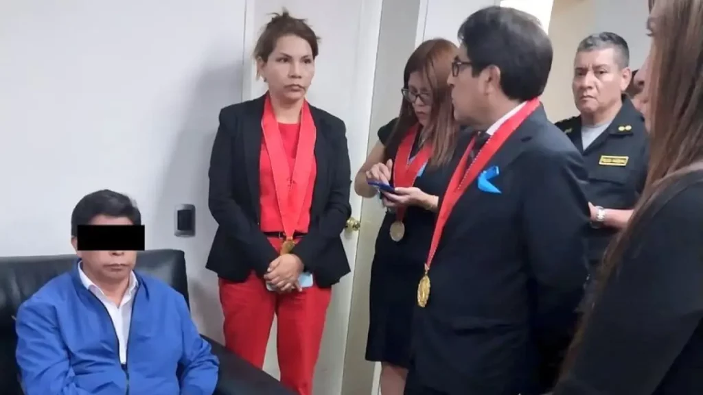 Presidente de Perú, Pedro Castillo anuncia disolución del Congreso.