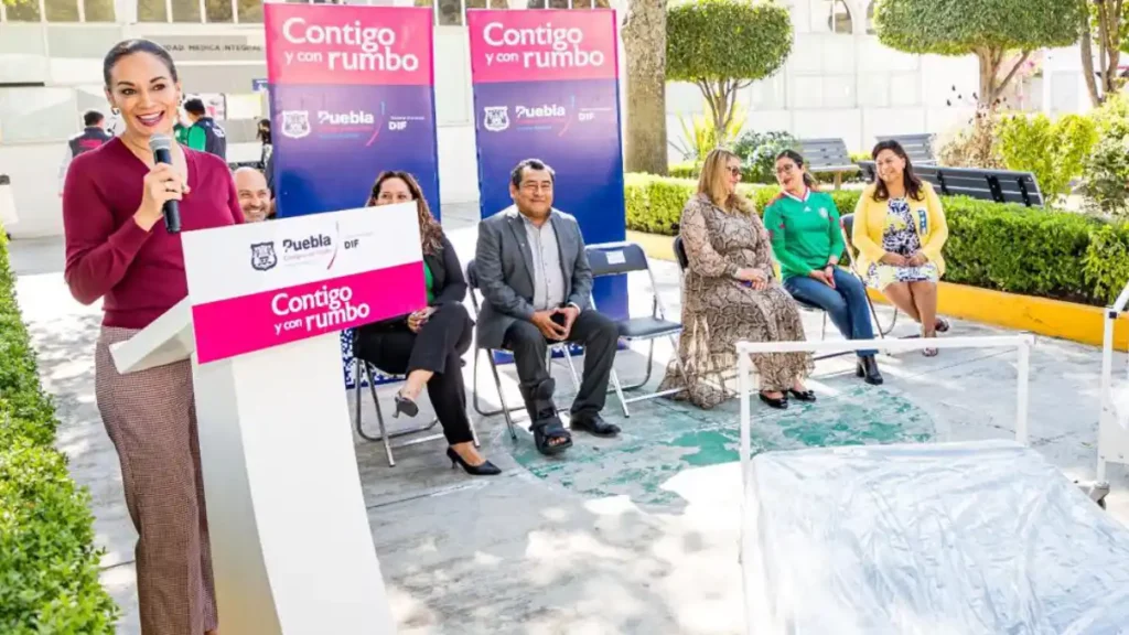SMDIF Puebla recibe donación de 100 camas clínicas de parte de la Organización Rotaria Club Distrito 4185