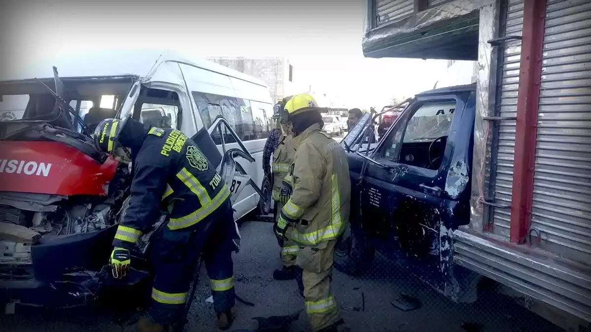 Conductor de una ruta NV termina prensado tras chocar en Ocoyucan.