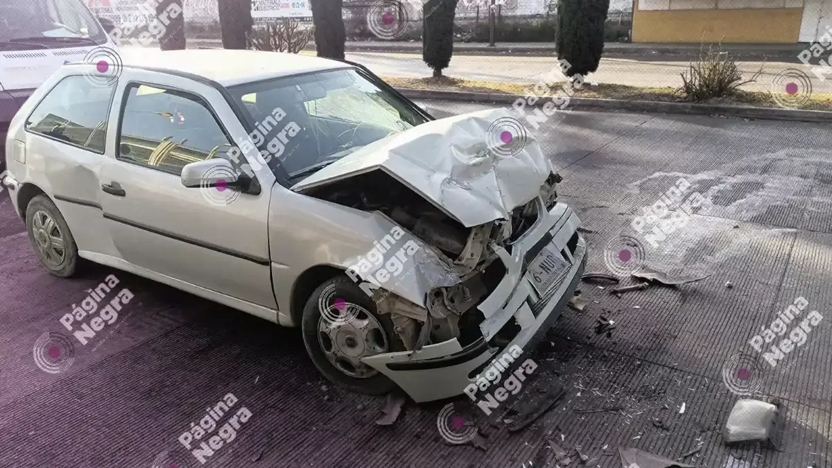 Borracho queda herido al chocar en su auto con un tráiler en Puebla.