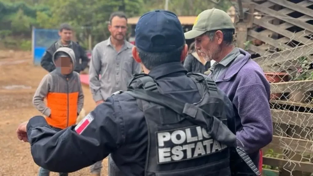 Sacan de sus casas a siete y los acribillan en una escuela de Guerrero.