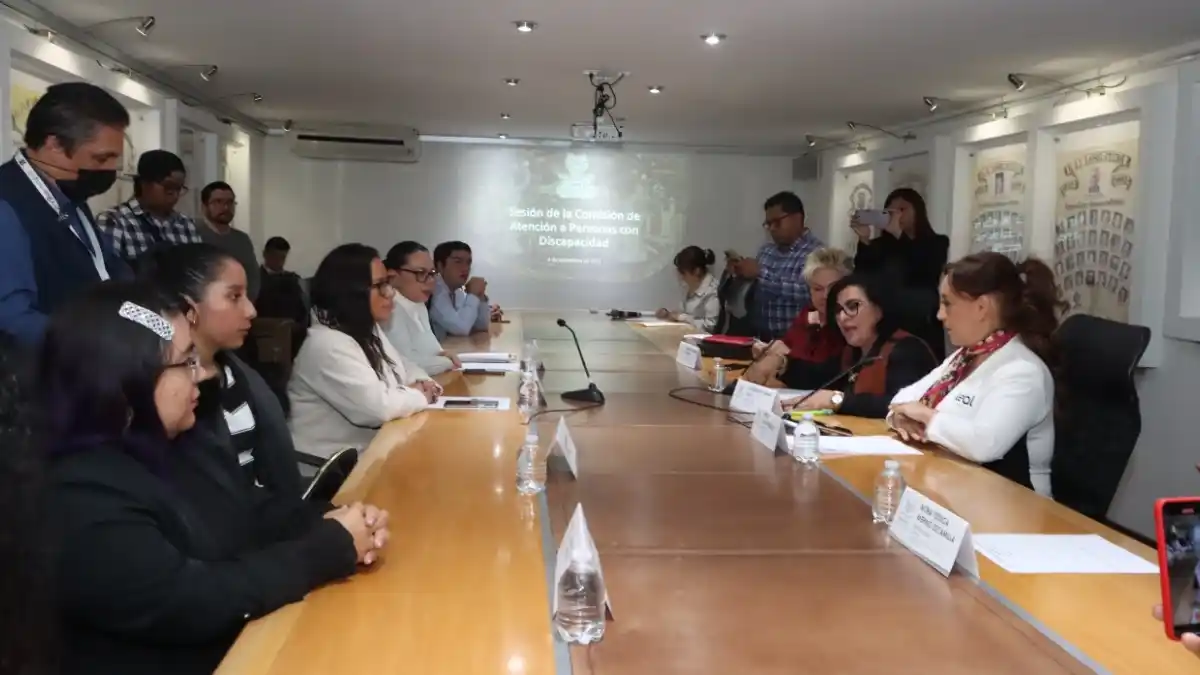 Entrega Comisión reconocimiento a dos mujeres con discapacidad por su constancia y tenacidad