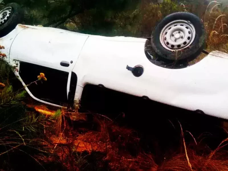 Asesinan a 2 en Teotlalco; les disparan y vuelcan su camioneta