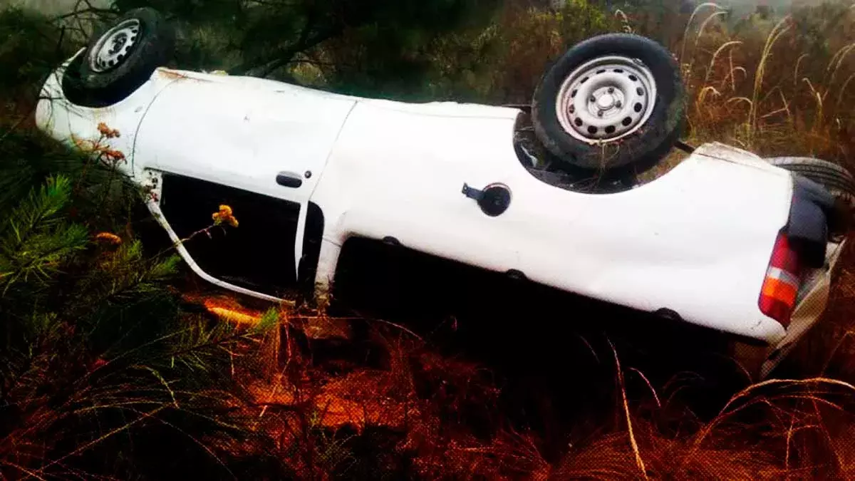 Asesinan a 2 en Teotlalco; les disparan y vuelcan su camioneta