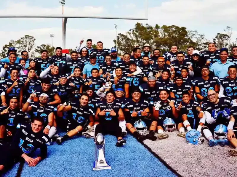 Equipo de fútbol americano Lobos BUAP, campeón de la liga de la OFAMO
