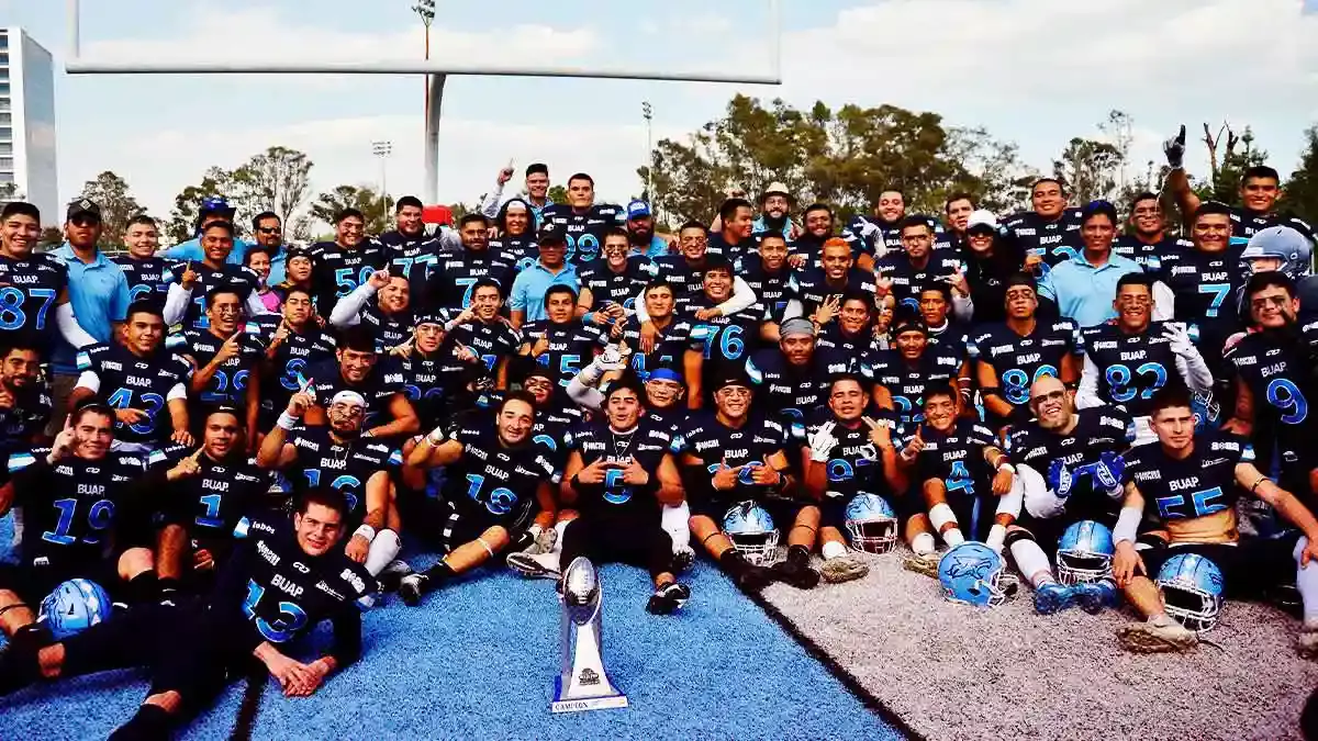 Equipo de fútbol americano Lobos BUAP, campeón de la liga de la OFAMO