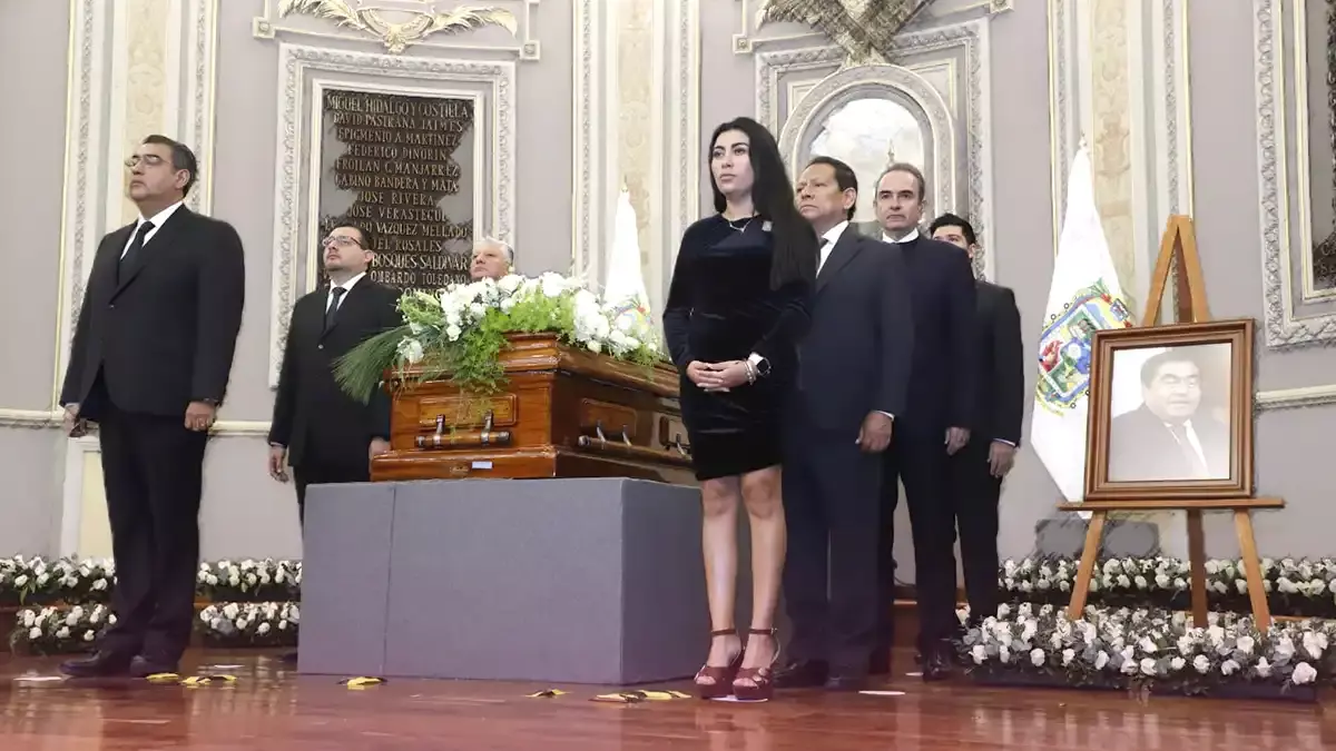 Así iniciaron los homenajes luctuosos al gobernador de Puebla, Miguel Barbosa.