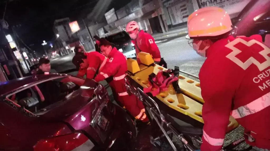Choque entre auto y camioneta deja cuatro lesionados en Insurgentes Chulavista