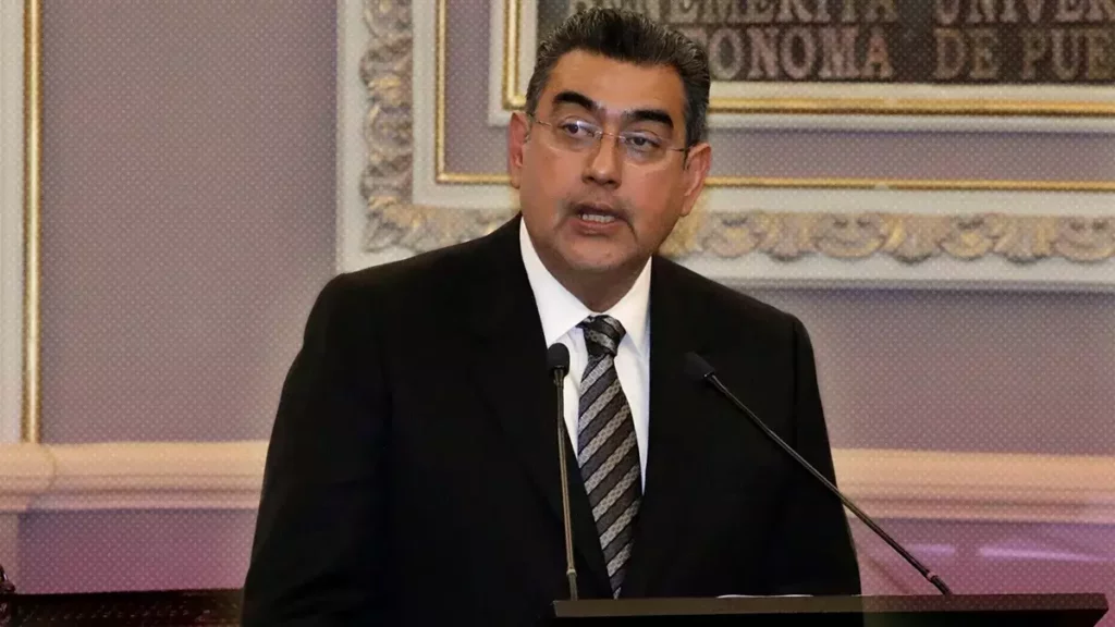 Él es Sergio Salomón Céspedes, gobernador de Puebla hasta 2024.