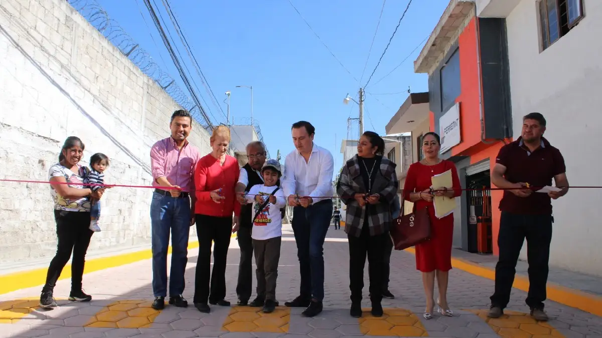 Nacho Mier Bañuelos inaugura adoquinamiento en el barrio de Nicolás de Tecamachalco