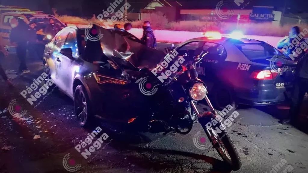 En la Recta a Cholula, borracho choca con moto y deja dos lesionados.