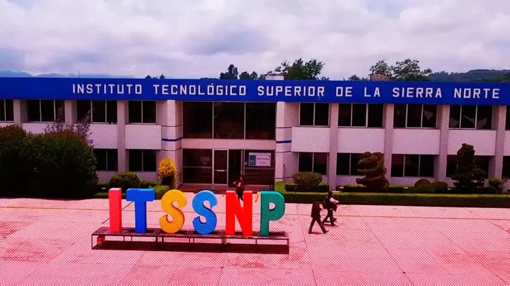 Directora del Tecnológico de Zacatlán organiza convivio pese a que Puebla está de luto 