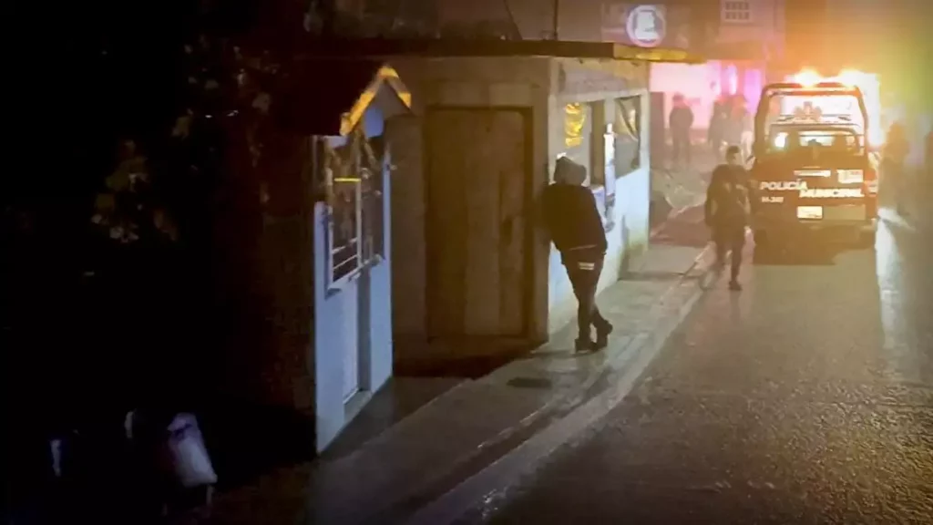 Ejecutan 3 mujeres dentro de un bar en Hueytamalco; dejan narcomensaje