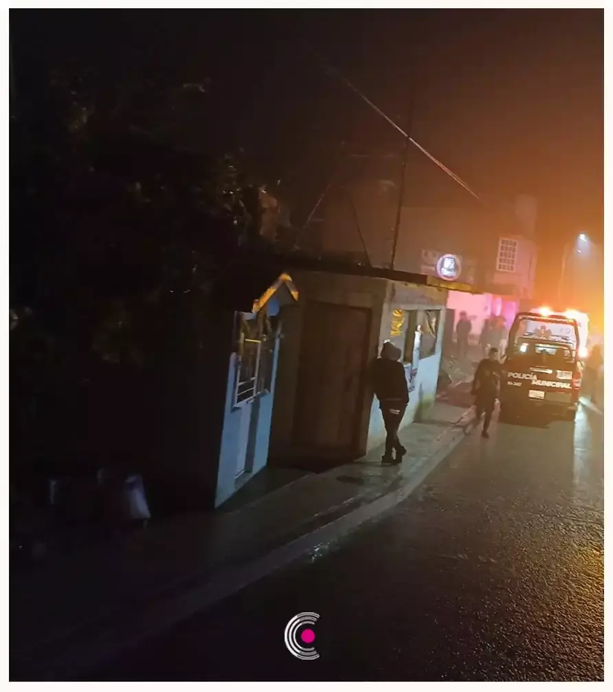 Ejecutan 3 mujeres dentro de un bar en Hueytamalco; dejan narcomensaje