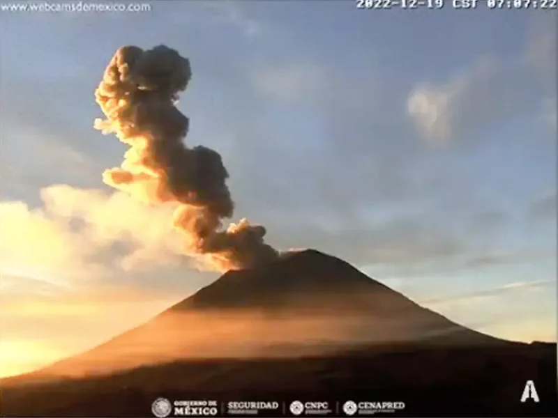 Volcán Popocatépetl despierta a los poblanos con explosión y fumarola.
