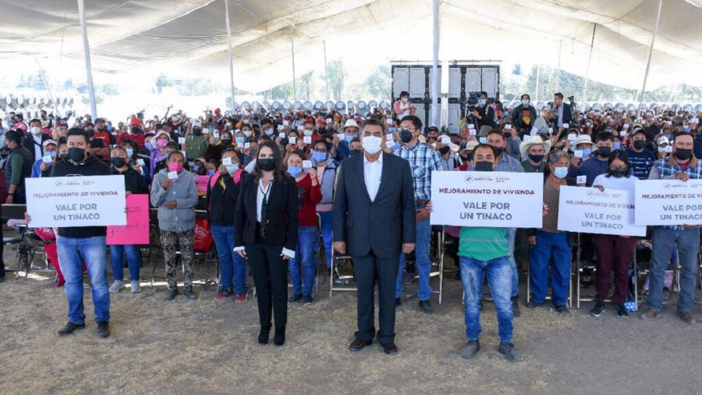 En compañía del gobernador Sergio salomón, Norma Layón entrega 800 tinacos a familias que más lo necesitan
