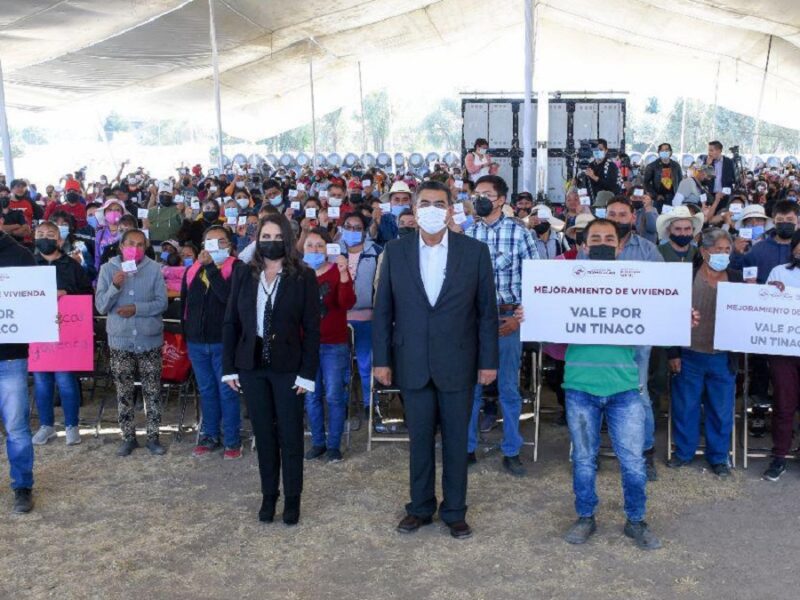 En compañía del gobernador Sergio salomón, Norma Layón entrega 800 tinacos a familias que más lo necesitan