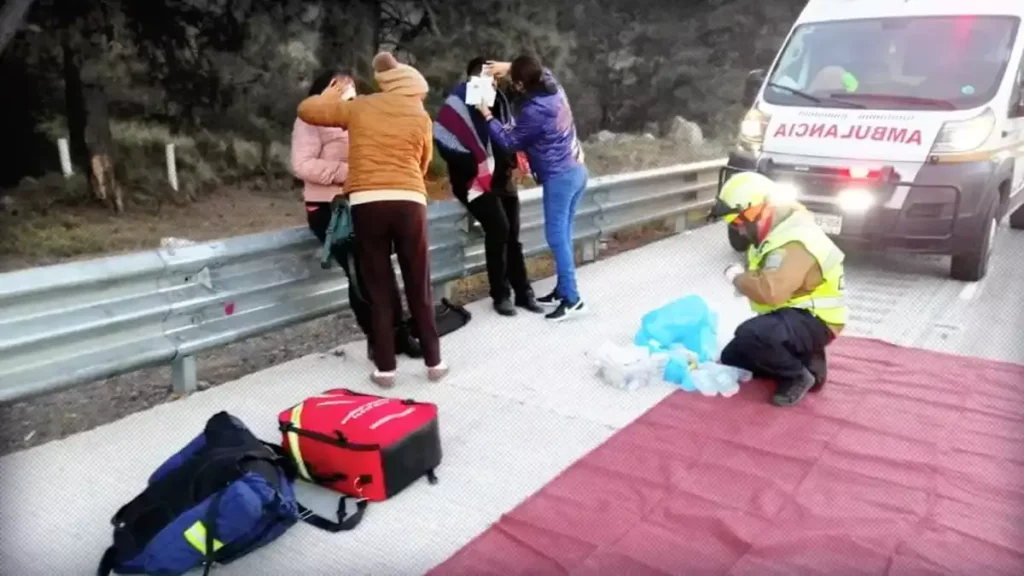 Un muerto y 17 heridos deja volcadura de autobús en la México-Puebla