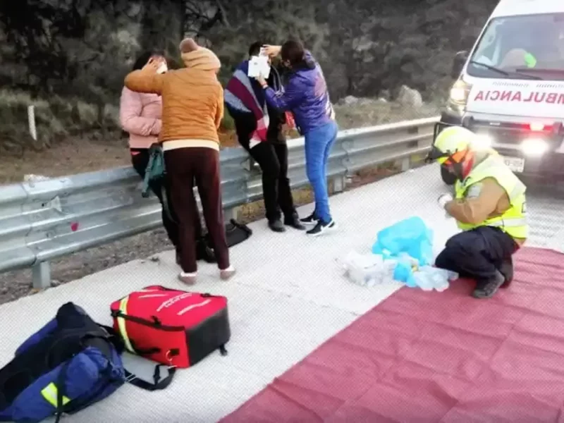 Un muerto y 17 heridos deja volcadura de autobús en la México-Puebla
