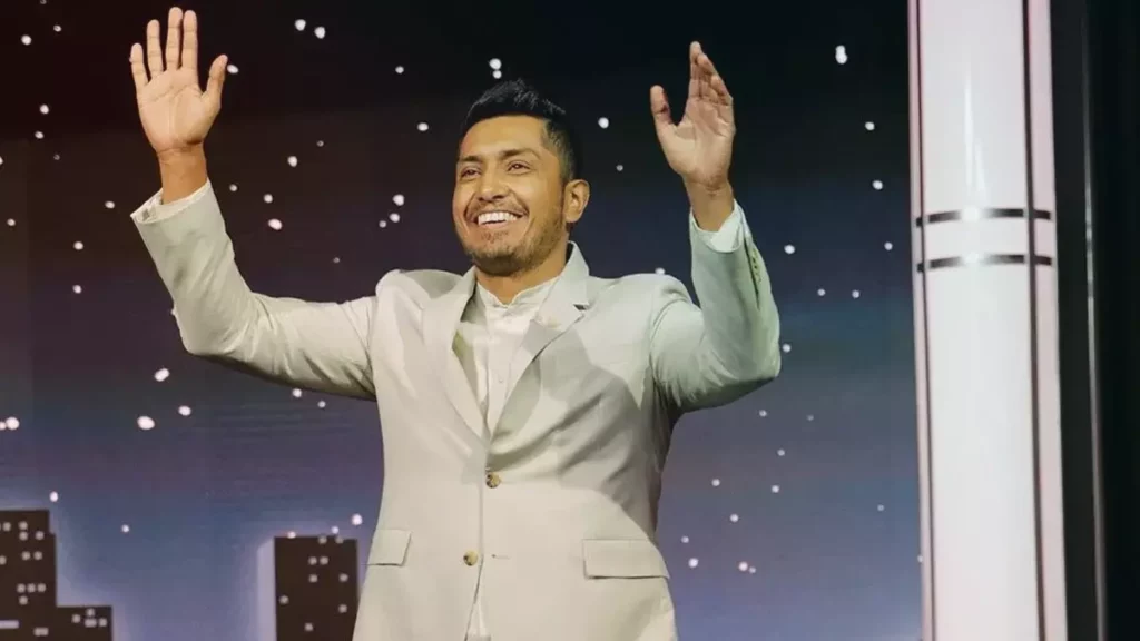 AP nombra a Tenoch Huerta como Artista Revelación 2022 por su lucha racial