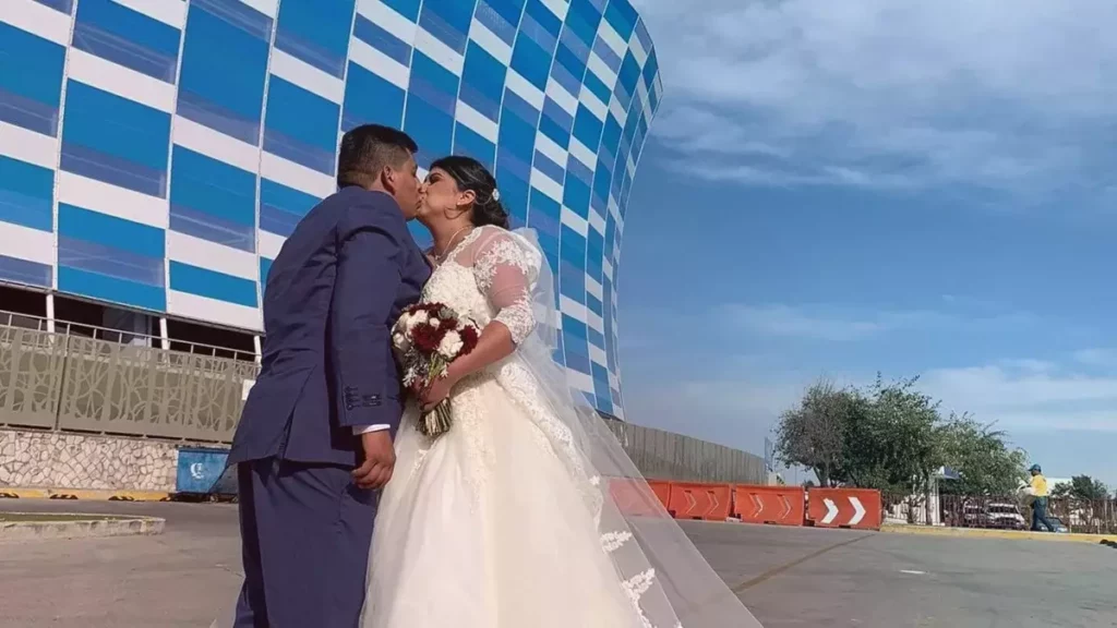 Aficionados del Puebla celebran su matrimonio ante el estadio Cuauhtémoc.
