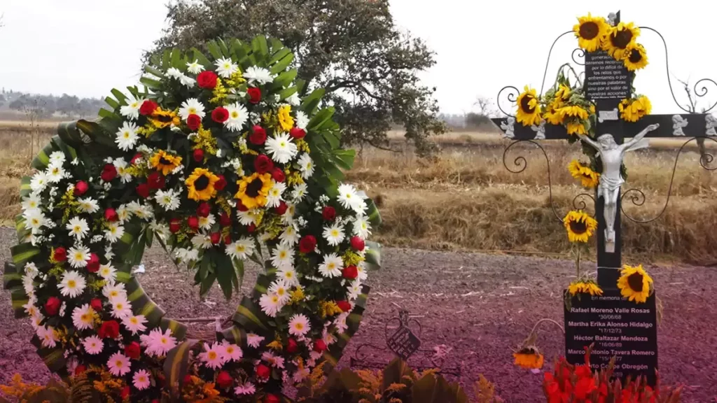 Colocan ofrenda floral a Moreno Valle y Martha Erika en el lugar donde murieron 