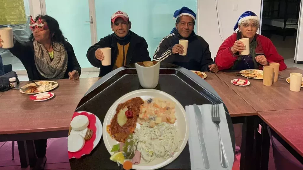 SMDIF Puebla realiza cena navideña en Dormitorio Municipal para personas en situación de calle