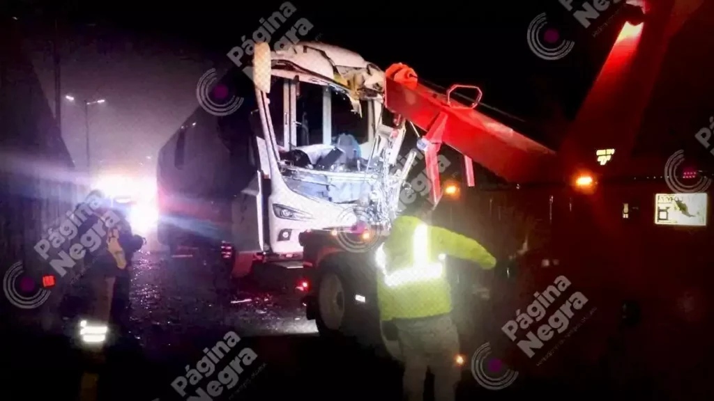 Choque entre dos autobuses deja dos prensados en la México-Tuxpan.