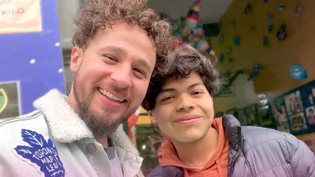 El influencer, Luisito Comunica visita Puebla y se toma fotos con sus fans.
