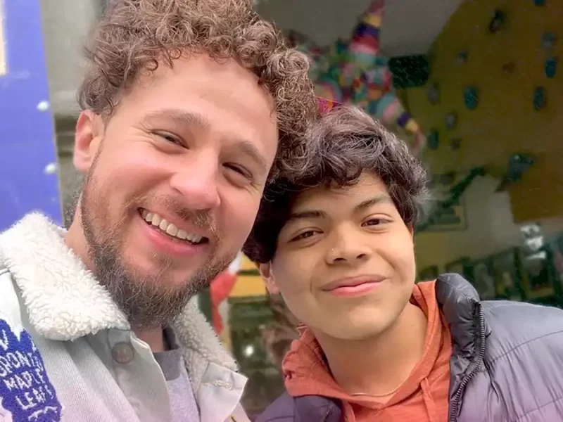 El influencer, Luisito Comunica visita Puebla y se toma fotos con sus fans.