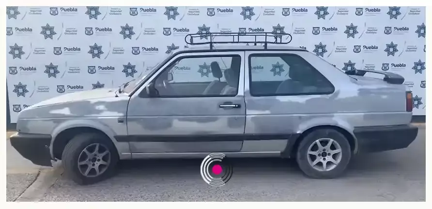 Policía Municipal detiene a hombres que robaron un auto en Bosques de San Sebastián