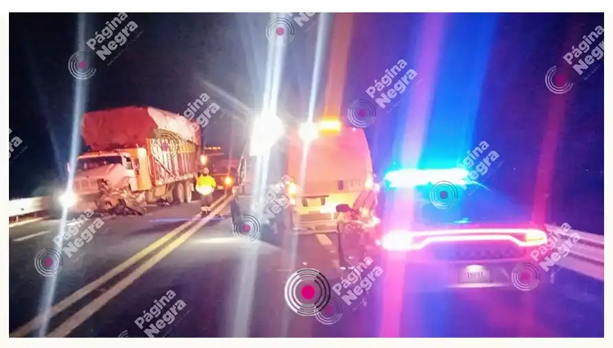 En la autopista Cuacnopalan-Oaxaca, choque frontal deja cinco muertos.