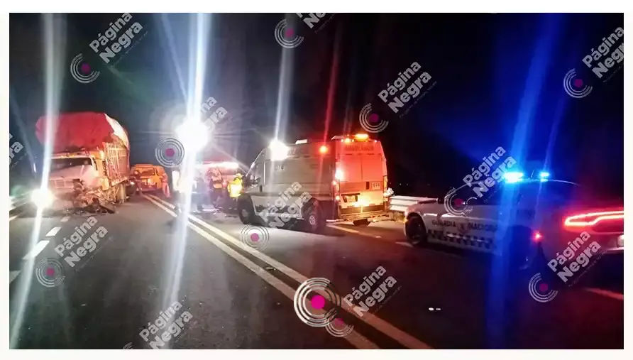 En la autopista Cuacnopalan-Oaxaca, choque frontal deja cinco muertos.
