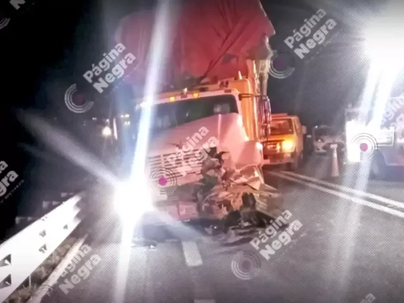 En la autopista Cuacnopalan-Oaxaca, choque frontal deja cinco muertos.