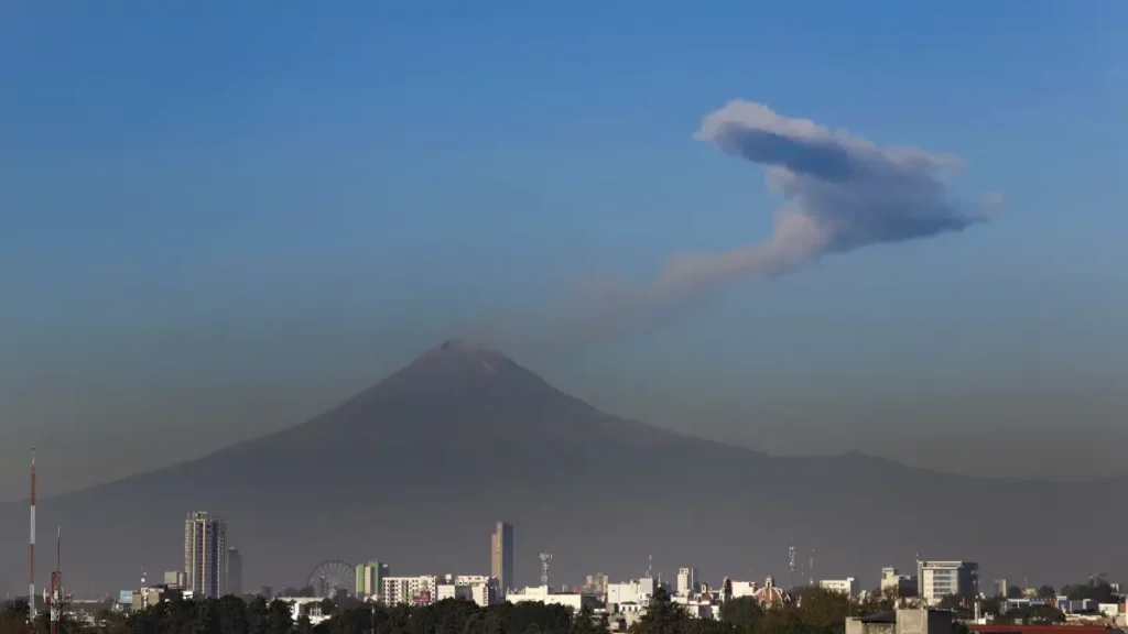 El volcán Popocatépetl registró 2 explosiones y 101 exhalaciones en 24 horas: CENAPRED
