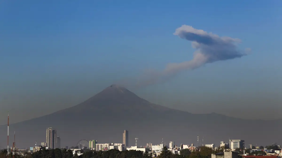 El volcán Popocatépetl registró 2 explosiones y 101 exhalaciones en 24 horas: CENAPRED