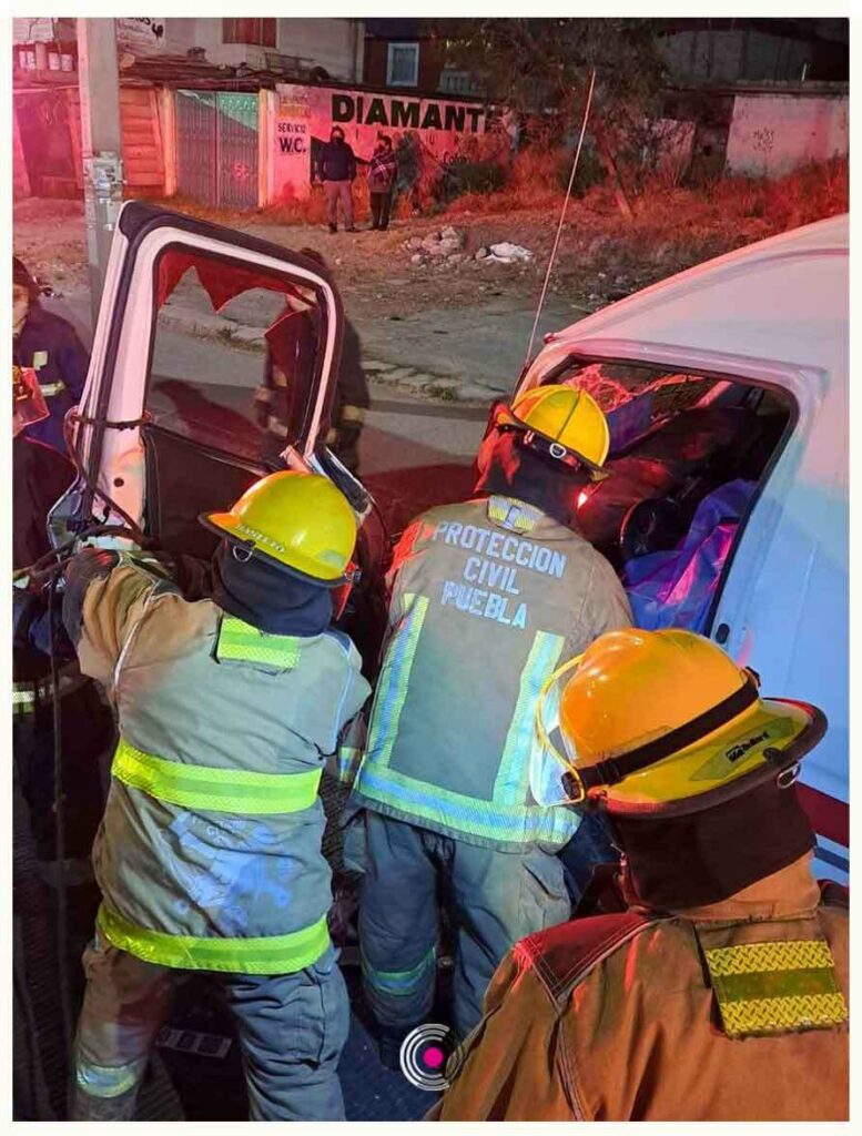 Chofer de ruta termina prensado tras chocar al sur de Puebla capital.