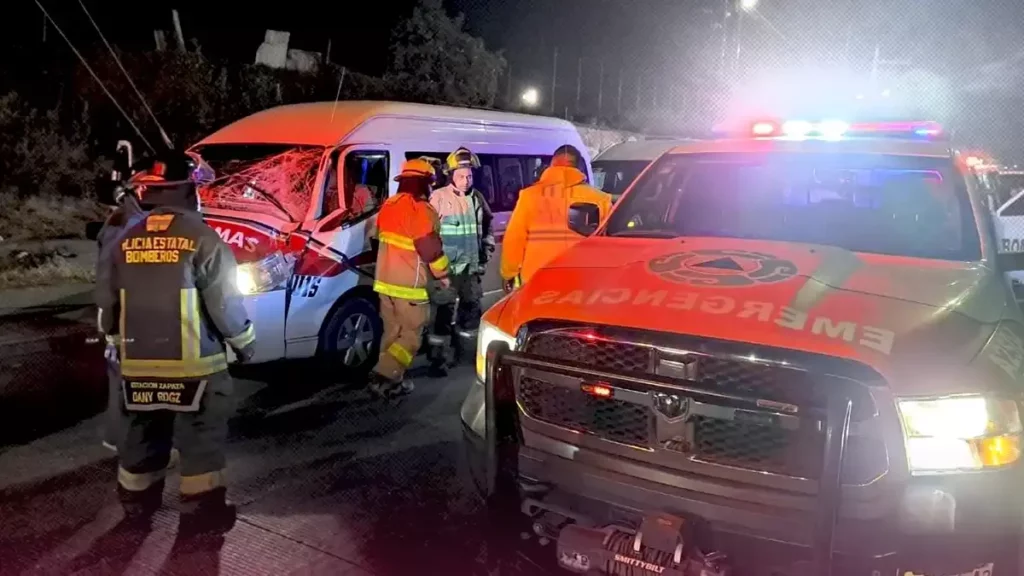 Chofer de ruta termina prensado tras chocar al sur de Puebla capital.