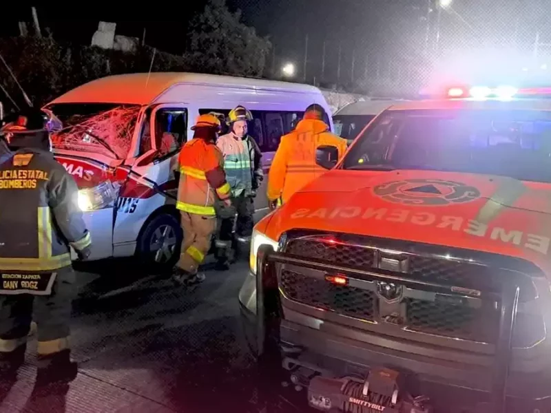 Chofer de ruta termina prensado tras chocar al sur de Puebla capital.