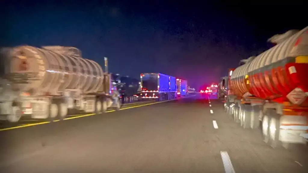 Carambola en la autopista México-Tuxpan deja 2 personas muertas.