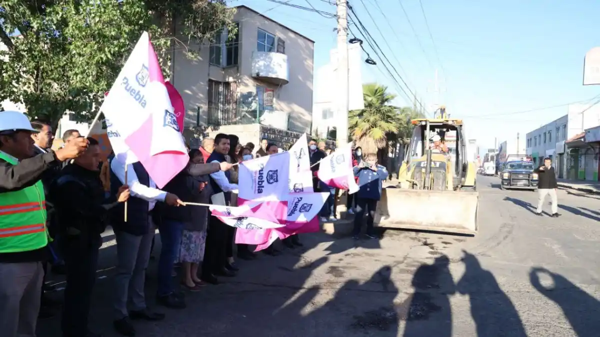 Eduardo Rivera arranca pavimentación de Calle Rosales en Santa Catarina Coatepec
