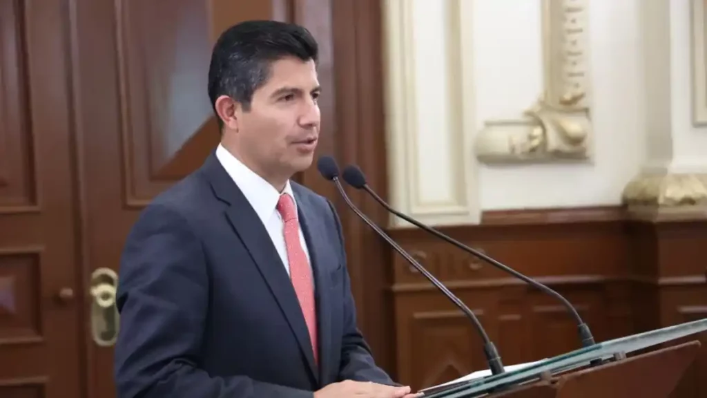 Eduardo Rivera reconoce con la Cédula Real y la Real Provisión a Matilde Álvarez, atleta poblana destacada