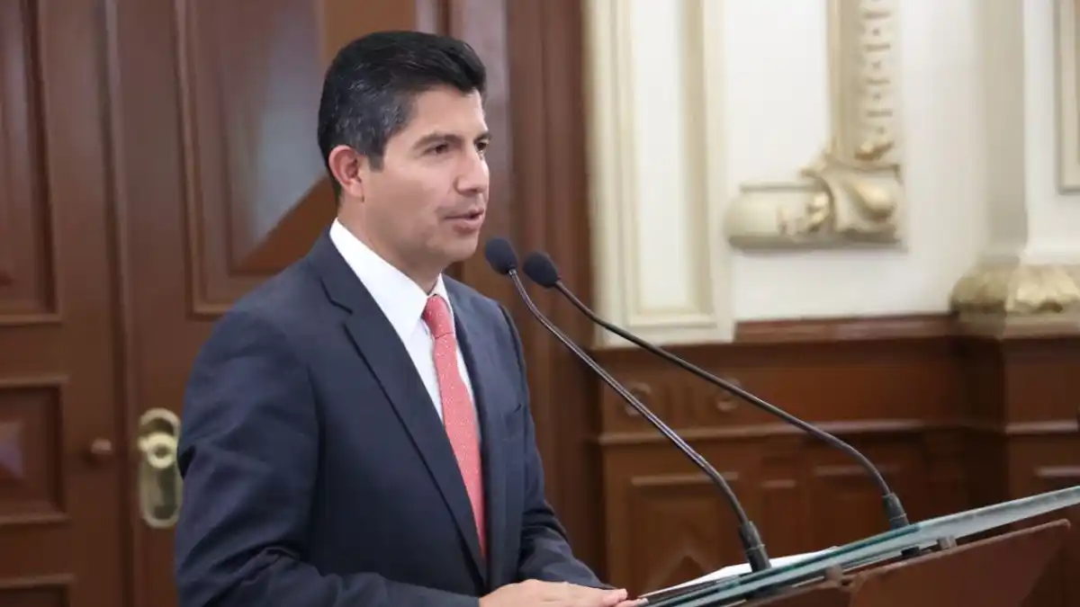 Eduardo Rivera reconoce con la Cédula Real y la Real Provisión a Matilde Álvarez, atleta poblana destacada